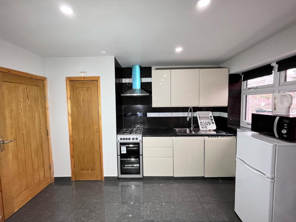 Full Studio Near Heathrow Airport & London Hayes  Buitenkant foto