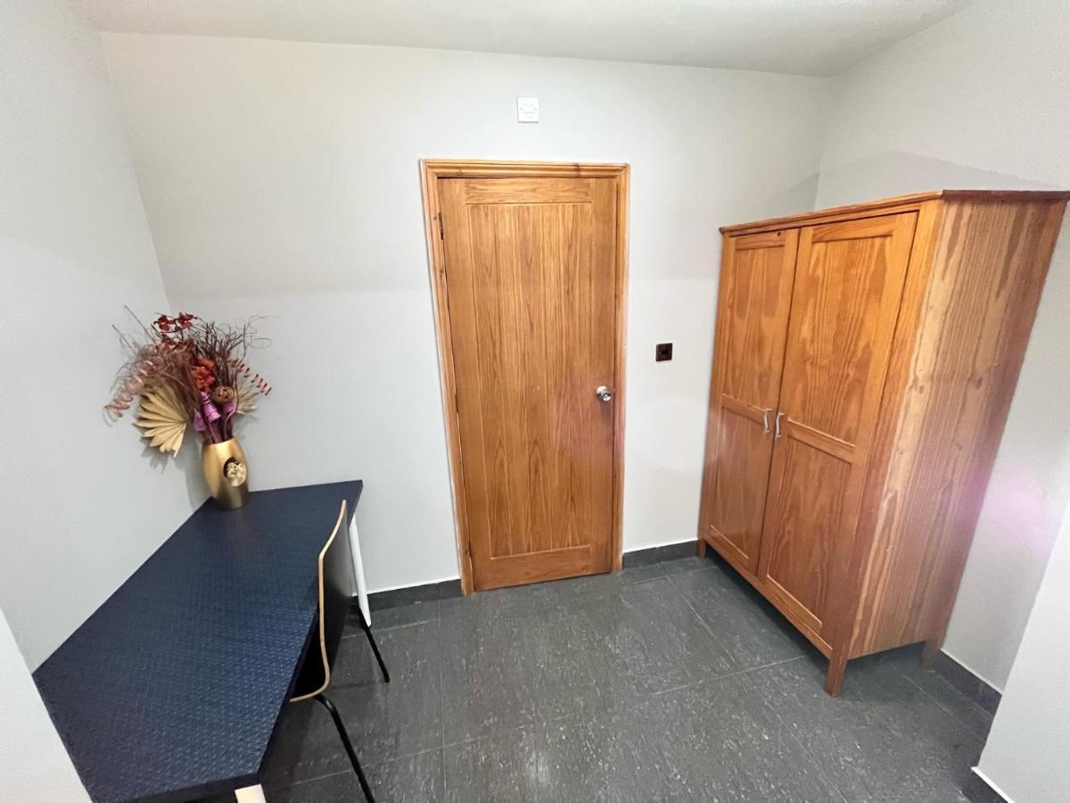Full Studio Near Heathrow Airport & London Hayes  Buitenkant foto