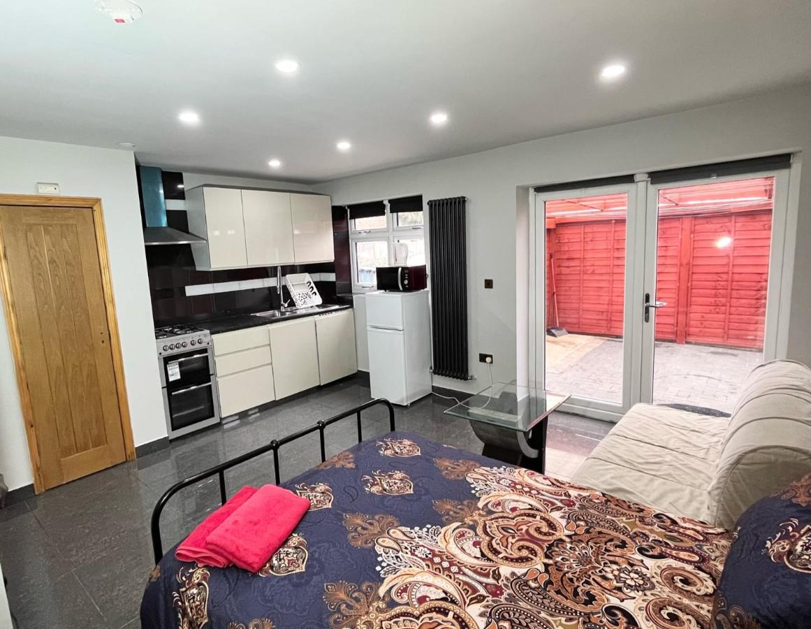 Full Studio Near Heathrow Airport & London Hayes  Buitenkant foto