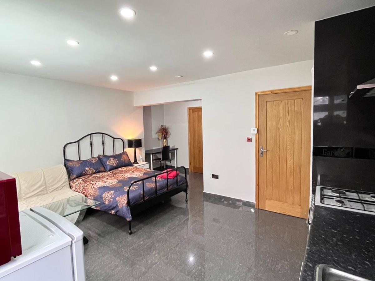 Full Studio Near Heathrow Airport & London Hayes  Buitenkant foto