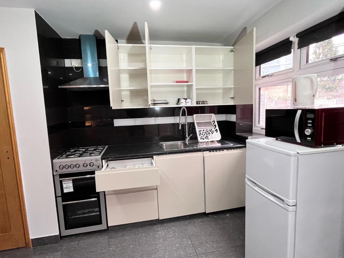Full Studio Near Heathrow Airport & London Hayes  Buitenkant foto