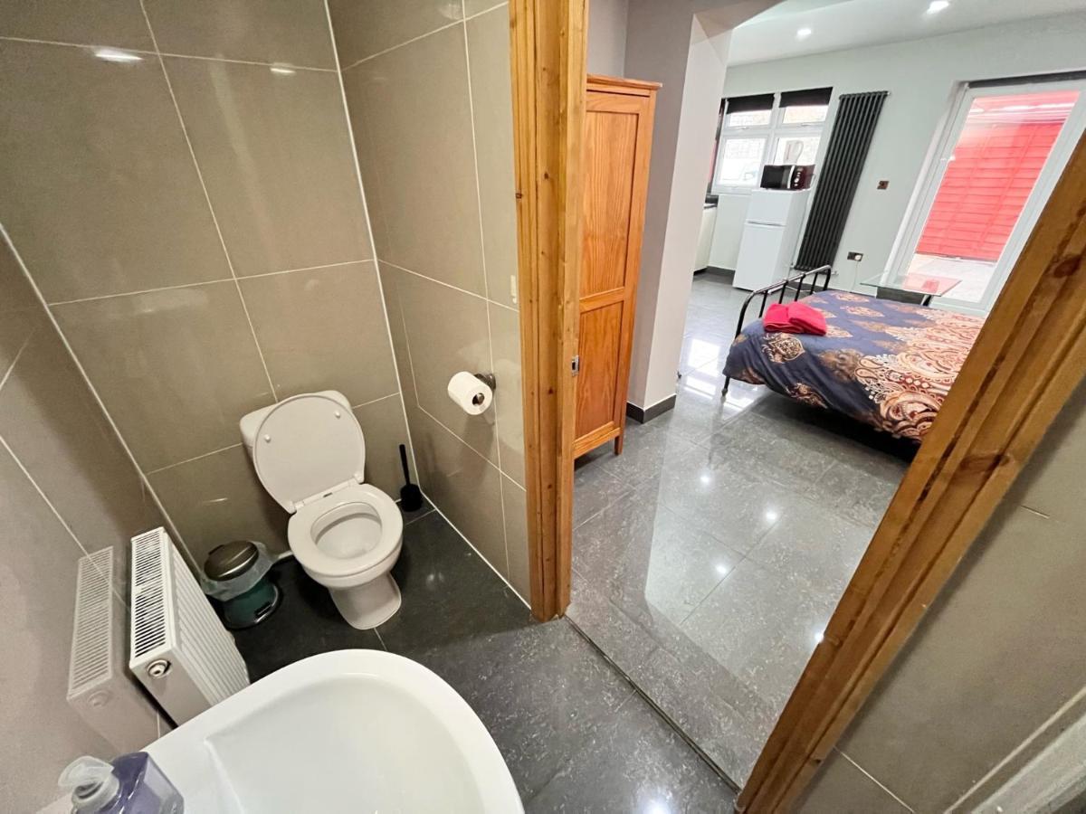 Full Studio Near Heathrow Airport & London Hayes  Buitenkant foto